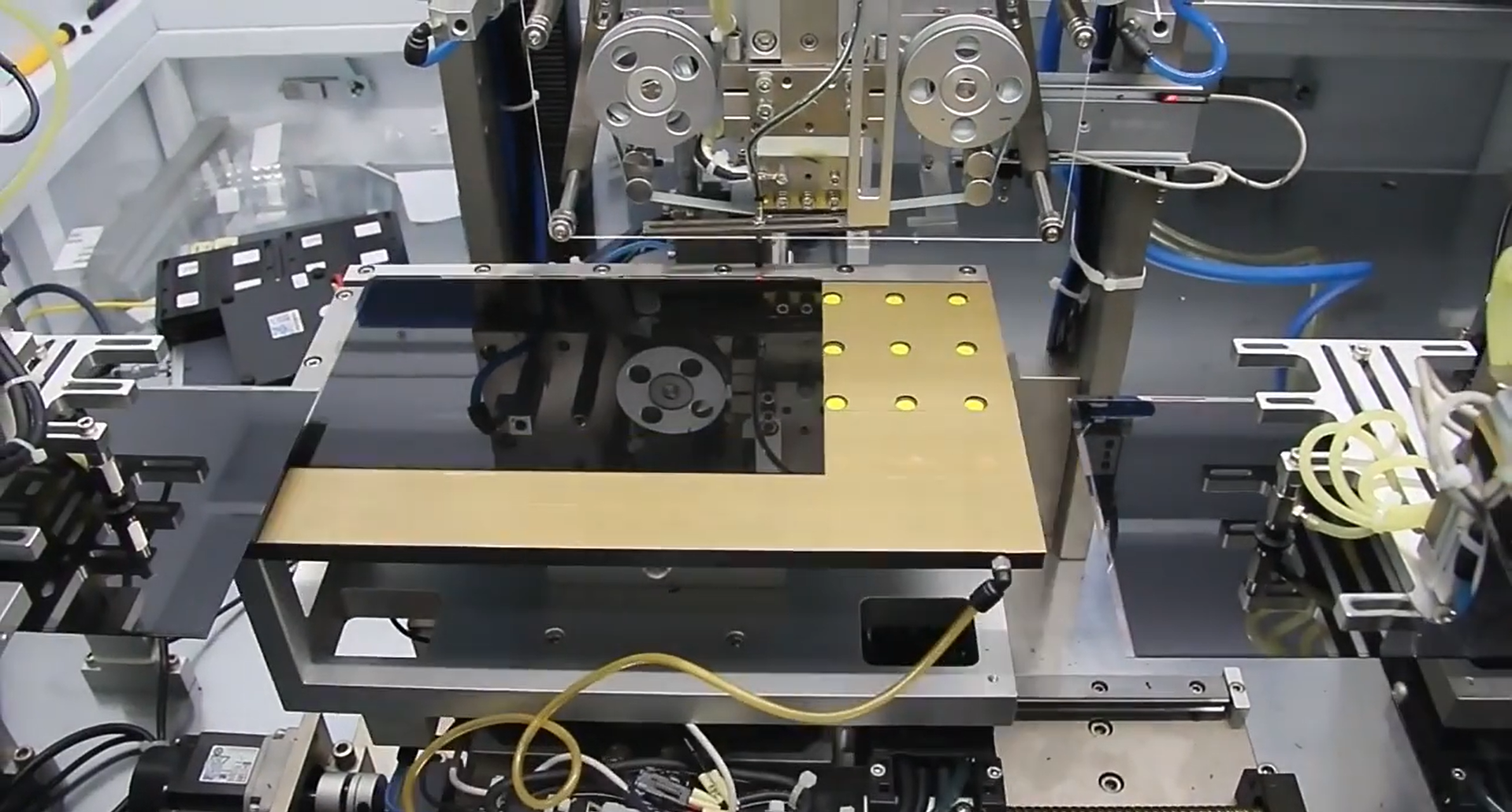 Modern manufacturing facility with automated production line, industrial robots working on assembly, blue background, bright natural light